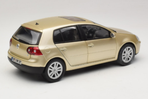 Volkswagen Golf Mk5 Light Bronze Metallic Bburago 1:18 09930201W Kov – obrázek 3 z 8