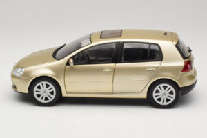 Volkswagen Golf Mk5 Light Bronze Metallic Bburago 1:18 09930201W Kov – obrázek 4 z 8