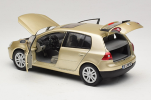 Volkswagen Golf Mk5 Light Bronze Metallic Bburago 1:18 09930201W Kov – obrázek 5 z 8