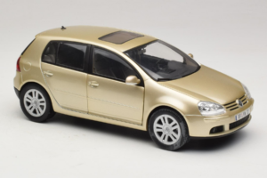 Volkswagen Golf Mk5 Light Bronze Metallic Bburago 1:18 09930201W Kov – obrázek 6 z 8