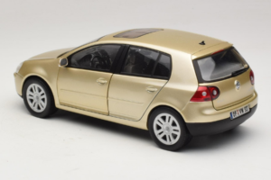Volkswagen Golf Mk5 Light Bronze Metallic Bburago 1:18 09930201W Kov – obrázek 7 z 8