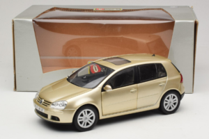 Volkswagen Golf Mk5 Light Bronze Metallic Bburago 1:18 09930201W Kov – obrázek 8 z 8