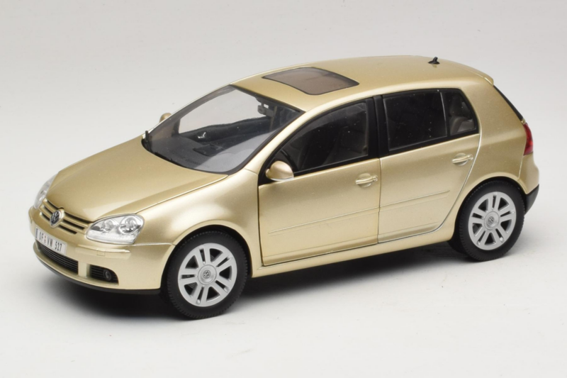 Volkswagen Golf Mk5 Light Bronze Metallic Bburago 1:18 09930201W Kov