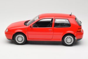 Volkswagen Golf Mk4 GTI Červený Revell 1:18 08943 Kov – obrázek 4 z 8