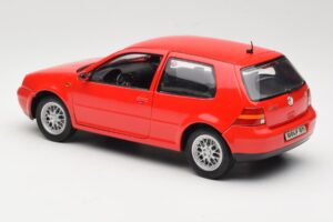 Volkswagen Golf Mk4 GTI Červený Revell 1:18 08943 Kov – obrázek 7 z 8