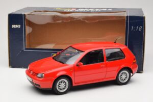 Volkswagen Golf Mk4 GTI Červený Revell 1:18 08943 Kov – obrázek 8 z 8