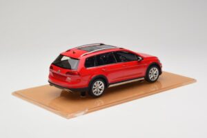 Volkswagen Golf Mk7 Alltrack Tornado Red DNA 1:18 DNA000035 Pryskyřice – obrázek 2 z 6