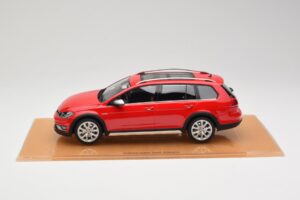 Volkswagen Golf Mk7 Alltrack Tornado Red DNA 1:18 DNA000035 Pryskyřice – obrázek 3 z 6