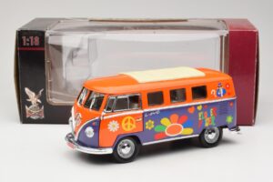 Volkswagen Microbus T1 Flower Power Road Signature 1:18 92329 Kov – obrázek 8 z 8