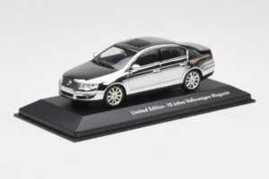 Volkswagen Passat B6 Chrome Silver 10 Years Volkswagen Magazine Minichamps 1:43 PASSAT004 Kov – obrázek 2 z 4