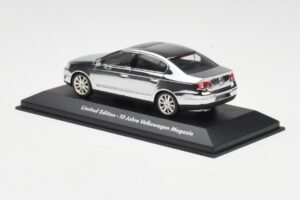 Volkswagen Passat B6 Chrome Silver 10 Years Volkswagen Magazine Minichamps 1:43 PASSAT004 Kov – obrázek 3 z 4