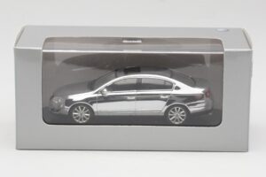 Volkswagen Passat B6 Chrome Silver 10 Years Volkswagen Magazine Minichamps 1:43 PASSAT004 Kov – obrázek 4 z 4
