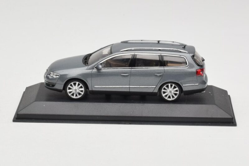 Volkswagen Passat B6 Variant Grey Metallic Minichamps 1:43 PASSAT005 Kov