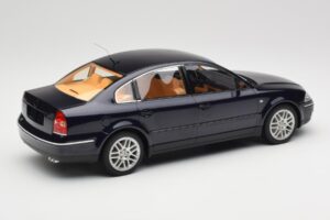 Volkswagen Passat W8 B5.5 Indigo Blue DNA 1:18 DNA000029 Kov – obrázek 2 z 6