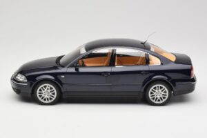 Volkswagen Passat W8 B5.5 Indigo Blue DNA 1:18 DNA000029 Kov – obrázek 3 z 6