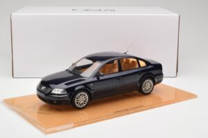 Volkswagen Passat W8 B5.5 Indigo Blue DNA 1:18 DNA000029 Kov – obrázek 6 z 6