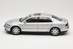 Volkswagen Phaeton D1 Silver Metallic AUTOart 1:18 79742 Kov – obrázek 4 z 8