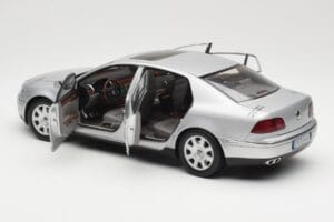 Volkswagen Phaeton D1 Silver Metallic AUTOart 1:18 79742 Kov – obrázek 5 z 8