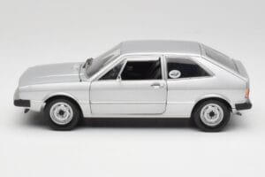 Volkswagen Scirocco GT Mk1 Silver Metallic Revell 1:18 08833 Kov – obrázek 4 z 8