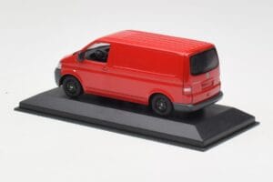Volkswagen T5 Dodávkový Vůz Červený & Černá Kola Minichamps 1:43 400052260-B Kov – obrázek 3 z 4