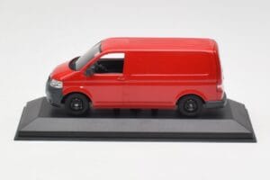 Volkswagen T5 Dodávkový Vůz Červený & Černá Kola Minichamps 1:43 400052260-B Kov