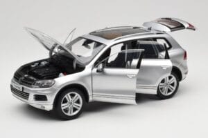 Volkswagen Touareg 7L Silver Metallic Kyosho 1:18 8821CS Kov – obrázek 2 z 8