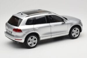 Volkswagen Touareg 7L Silver Metallic Kyosho 1:18 8821CS Kov – obrázek 3 z 8