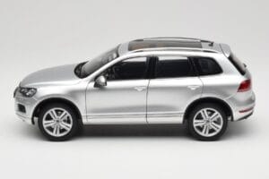 Volkswagen Touareg 7L Silver Metallic Kyosho 1:18 8821CS Kov – obrázek 4 z 8