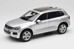 Volkswagen Touareg 7L Silver Metallic Kyosho 1:18 8821CS Kov