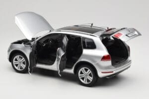 Volkswagen Touareg 7L Silver Metallic Kyosho 1:18 8821CS Kov – obrázek 5 z 8