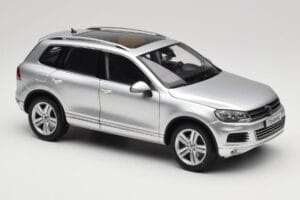 Volkswagen Touareg 7L Silver Metallic Kyosho 1:18 8821CS Kov – obrázek 6 z 8