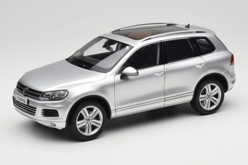 Volkswagen Touareg 7L Silver Metallic Kyosho 1:18 8821CS Kov