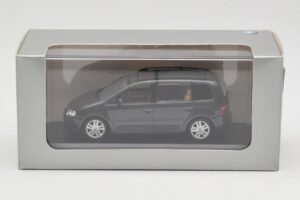Volkswagen Touran 1T Tmavě Zelený Minichamps 1:43 400052101 Kov – obrázek 4 z 4