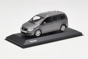 Volkswagen Touran Sport Platinum Grey Minichamps 1:43 TOURAN003 Kov – obrázek 2 z 4