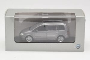 Volkswagen Touran Sport Platinum Grey Minichamps 1:43 TOURAN003 Kov – obrázek 4 z 4