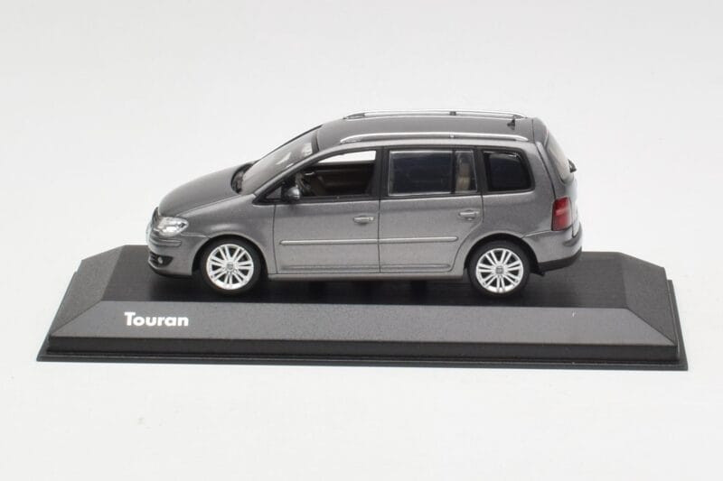 Volkswagen Touran Sport Platinum Grey Minichamps 1:43 TOURAN003 Kov