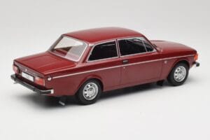 Volvo 142 Tmavě Červený MCG 1:18 MCG18443 Kov – obrázek 2 z 6