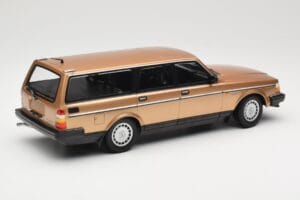 Volvo 240 GL Kombi Gold Metallic Minichamps 1:18 155171415 Kov – obrázek 2 z 6