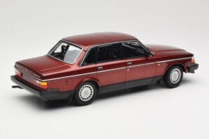Volvo 240 GL Dark Red Metallic Minichamps 1:18 155171406 Kov – obrázek 2 z 6