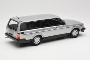 Volvo 240 GL Estate Stříbrný Minichamps 1:18 155171416 Kov – obrázek 2 z 6