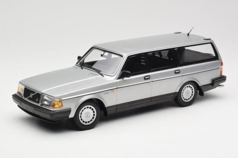 Volvo 240 GL Estate Stříbrný Minichamps 1:18 155171416 Kov