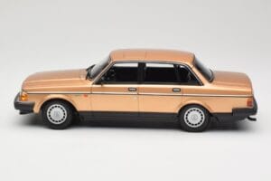 Volvo 240 GL Zlatý Minichamps 1:18 155171405 Kov – obrázek 3 z 6