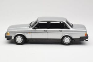 Volvo 240 GL Stříbrný Minichamps 1:18 155171408 Kov – obrázek 3 z 6