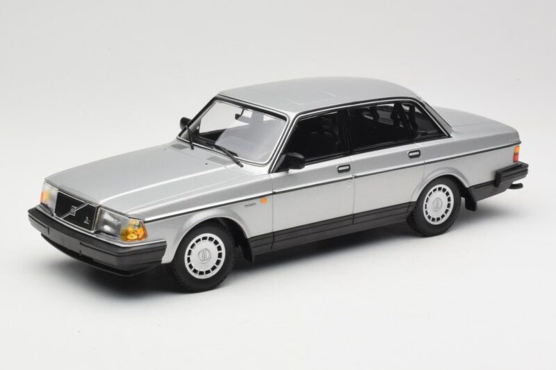 Volvo 240 GL Stříbrný Minichamps 1:18 155171408 Kov