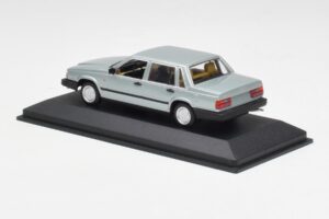 Volvo 240 GL Stříbrná Metalická Minichamps 1:43 940171402 Kov – obrázek 3 z 4