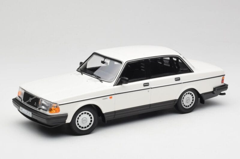 Volvo 240 GL Bílý Minichamps 1:18 155171402 Kov