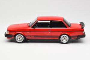 Volvo 240 Turbo Červený Custom IXO 1:18 18CMC177 Kov – obrázek 3 z 5