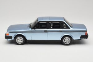 Volvo 244 Turbo Světle Modrý DNA 1:18 DNA000135 Kov – obrázek 3 z 6