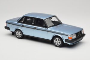 Volvo 244 Turbo Světle Modrý DNA 1:18 DNA000135 Kov – obrázek 4 z 6