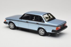 Volvo 244 Turbo Světle Modrý DNA 1:18 DNA000135 Kov – obrázek 5 z 6
